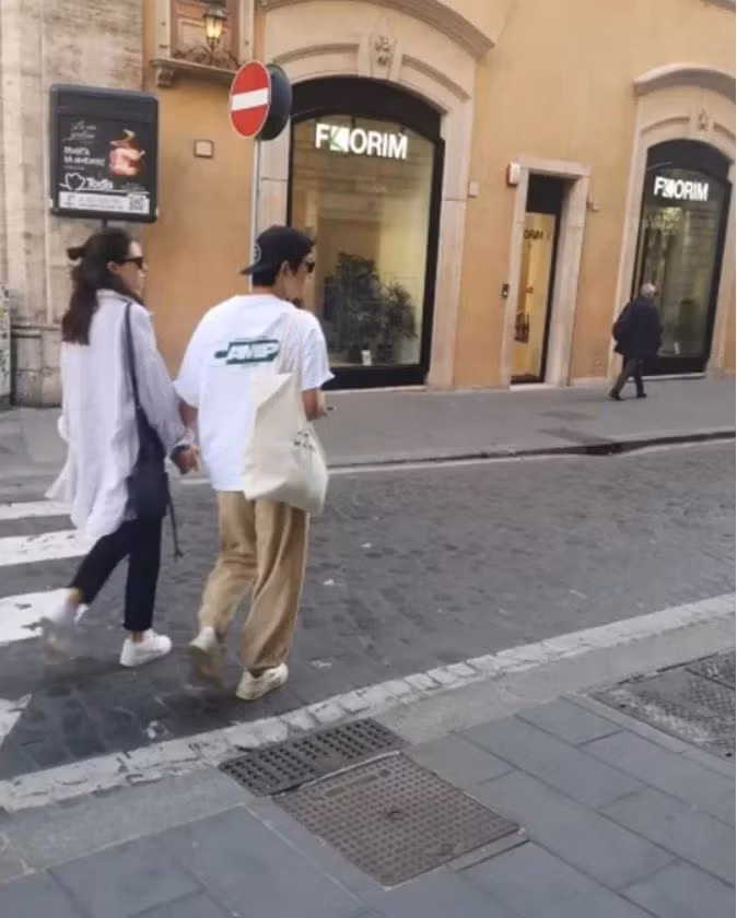 Song Joong Ki và vợ tây cùng nhau đi dạo vô cùng thư thái và hạnh phúc.