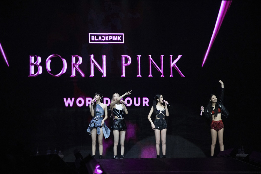 Rất đông fan hâm mộ cũng như các sao Việt đang đồng loạt tìm cách săn vé tour diễn Born Pink của BLACKPINK tại Việt Nam. Rất đông fan hâm mộ cũng như các sao Việt đang đồng loạt tìm cách săn vé tour diễn Born Pink của BLACKPINK tại Việt Nam.