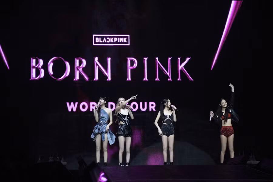 Rất đông fan hâm mộ cũng như các sao Việt đang đồng loạt tìm cách săn vé tour diễn Born Pink của BLACKPINK tại Việt Nam.