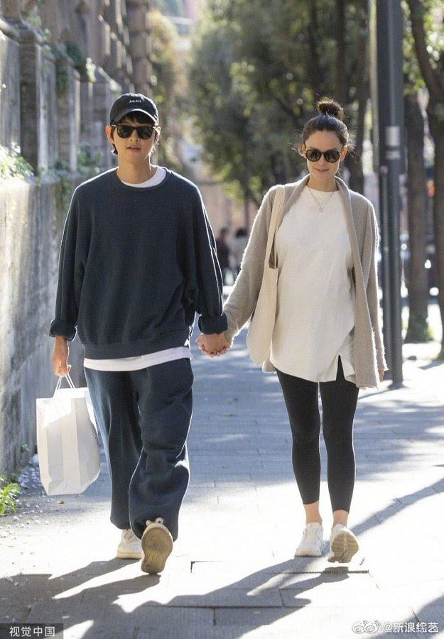 Vợ chồng Song Joong Ki và Katy Louise Saunders cùng nhau đi dạo tại thành phố Rome, Italia. Vợ chồng Song Joong Ki và Katy Louise Saunders cùng nhau đi dạo tại thành phố Rome, Italia.