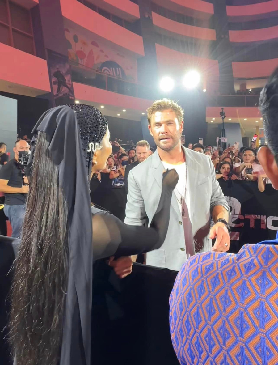H'Hen Niê đã có màn xuất hiện vô cùng ấn tượng và giao lưu cùng nam diễn viên Chris Hemsworth. H'Hen Niê đã có màn xuất hiện vô cùng ấn tượng và giao lưu cùng nam diễn viên Chris Hemsworth.