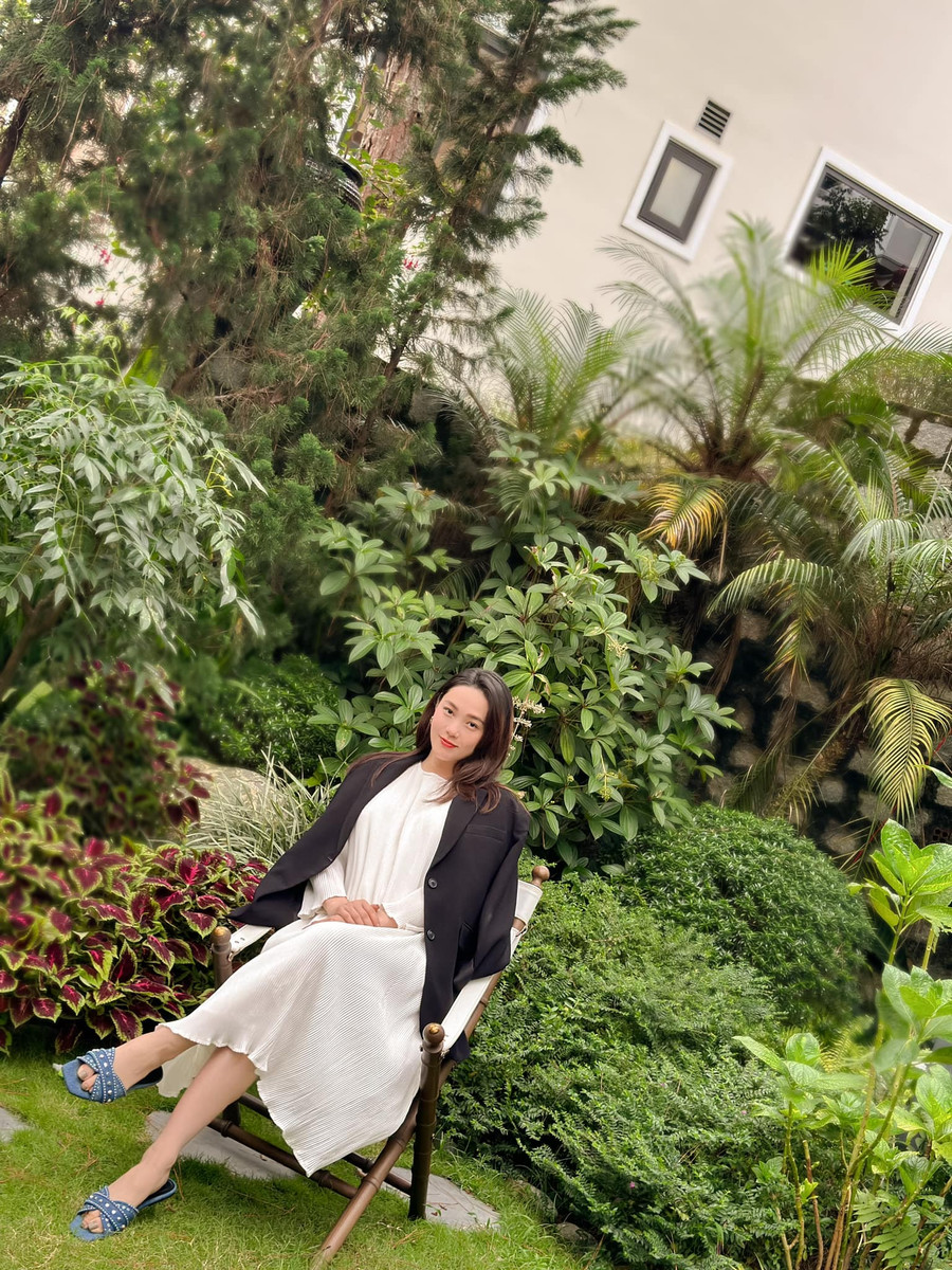 Dù đang mang thai con đầu lòng nhưng Minh Hằng không tăng cân nhiều, thân hình vẫn thon thả trừ vòng 2. Dù đang mang thai con đầu lòng nhưng Minh Hằng không tăng cân nhiều, thân hình vẫn thon thả trừ vòng 2.