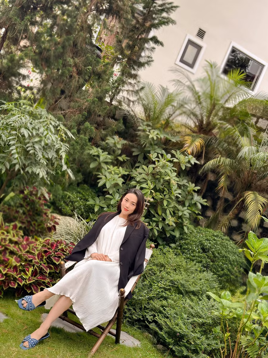 Dù đang mang thai con đầu lòng nhưng Minh Hằng không tăng cân nhiều, thân hình vẫn thon thả trừ vòng 2.