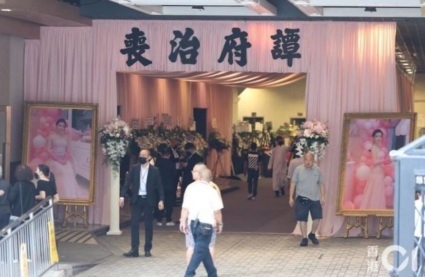 Không gian tổ chức tang lễ của cố người mẫu Thái Thiên Phượng được trang hoàng rất nhiều màu hồng. Không gian tổ chức tang lễ của cố người mẫu Thái Thiên Phượng được trang hoàng rất nhiều màu hồng.