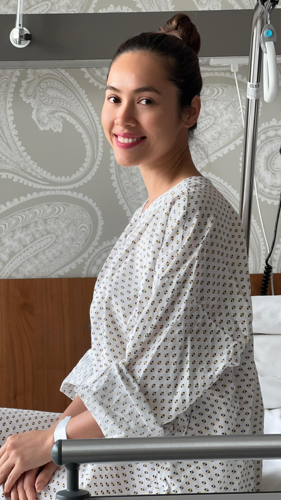 Á hậu Hoàng My nhập viện tại Áo do mắc bệnh lạ. Á hậu Hoàng My nhập viện tại Áo do mắc bệnh lạ.