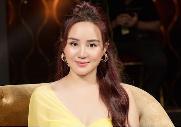 Vy Oanh lần đầu xuất hiện sau khi mất tích khỏi mạng xã hội và cho biết chuẩn bị trở lại với âm nhạc. Vy Oanh lần đầu xuất hiện sau khi mất tích khỏi mạng xã hội và cho biết chuẩn bị trở lại với âm nhạc.