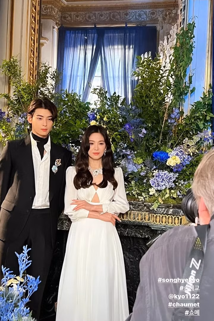 Song Hye Kyo và Cha Eun Woo cùng hội ngộ tại Pháp.