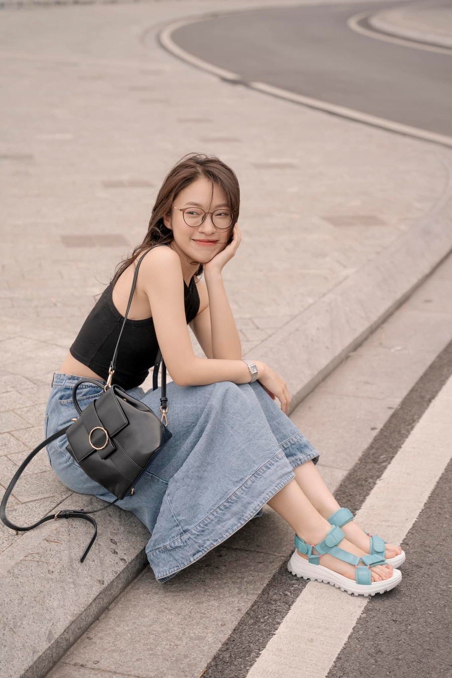 MC Khánh Vy gửi lời động viên tới các sĩ tử trước khi bước vào kỳ thi vô cùng quan trọng: "Con người chúng ta được sinh ra để chinh phục các đỉnh cao với đầy đủ khả năng và sự nghị lực. Vì vậy ngày mai các bạn 2k5 hãy giữ đầu óc thật bình tĩnh, thoải mái và không tạo áp lực cho bản thân để làm được bài thi tốt nhất bằng tất cả khả năng đã được rèn giũa trong hành trình qua của chúng ta nhớ. Cố gắng lên, mọi người luôn đồng hành và ủng hộ các bạn. Kết quả dù có ra sao thì vẫn luôn có những con đường phù hợp với mọi người". MC Khánh Vy gửi lời động viên tới các sĩ tử trước khi bước vào kỳ thi vô cùng quan trọng: "Con người chúng ta được sinh ra để chinh phục các đỉnh cao với đầy đủ khả năng và sự nghị lực. Vì vậy ngày mai các bạn 2k5 hãy giữ đầu óc thật bình tĩnh, thoải mái và không tạo áp lực cho bản thân để làm được bài thi tốt nhất bằng tất cả khả năng đã được rèn giũa trong hành trình qua của chúng ta nhớ. Cố gắng lên, mọi người luôn đồng hành và ủng hộ các bạn. Kết quả dù có ra sao thì vẫn luôn có những con đường phù hợp với mọi người".