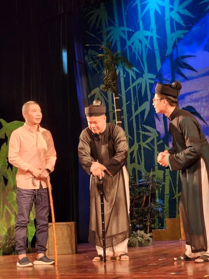 NSND Công Lý hào hứng quay trở lại sân khấu để tập luyện cùng các đồng nghiệp tại nhà hát.