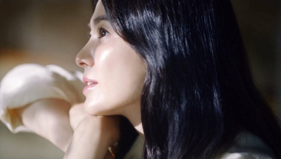 Song Hye Kyo sở hữu nhan sắc trẻ trung, làn da căng bóng không tì vết.