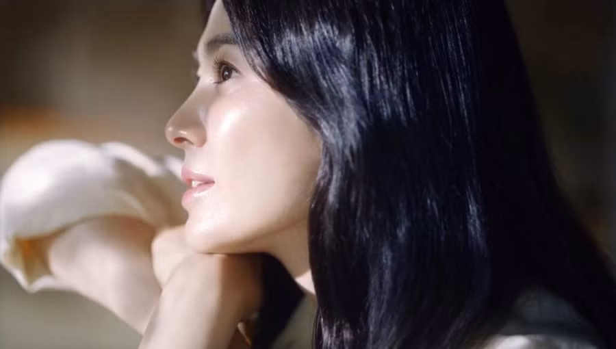 Song Hye Kyo sở hữu nhan sắc trẻ trung, làn da căng bóng không tì vết. Song Hye Kyo sở hữu nhan sắc trẻ trung, làn da căng bóng không tì vết.