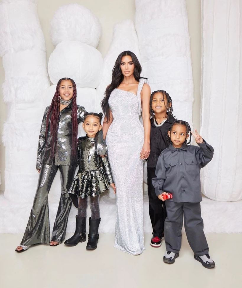 Kim Kardashian một mình nuôi 4 đứa con.