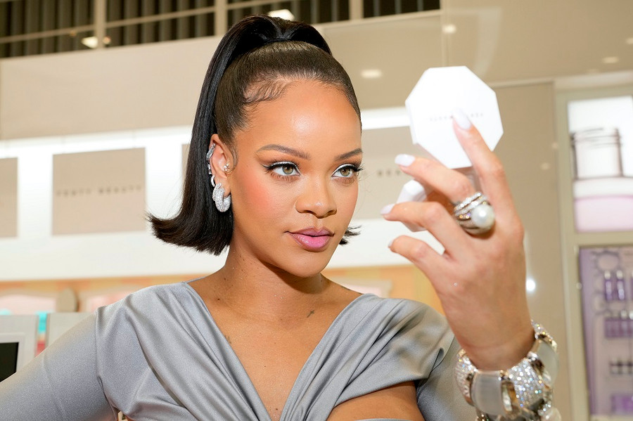 Rihanna tiếp tục giữ danh hiệu nữ ca sĩ giàu nhất thế giới. Rihanna tiếp tục giữ danh hiệu nữ ca sĩ giàu nhất thế giới.
