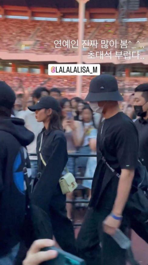 Lisa và Park Bo Gum công khai xuất hiện cùng nhau và diện đồ đôi.