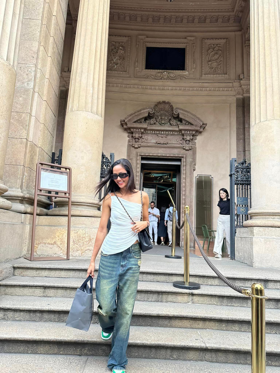 Hoa hậu H'Hen Niê đang có chuyến công tác tại Ý.