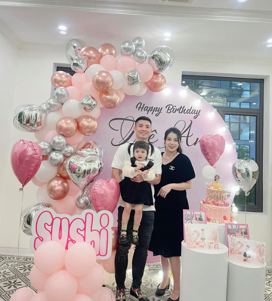 Vợ chồng trung vệ Bùi Tiến Dũng và cô con gái nhỏ.