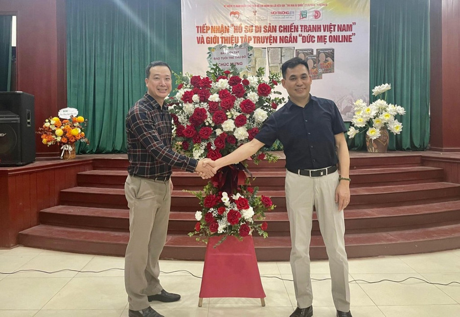 Nhà văn, nhà báo Đặng Vương Hạnh nhận hoa chúc mừng từ Ban biên tập Báo Tuổi trẻ Thủ đô trong buổi ra mắt tập truyện ngắn "Đức mẹ online". Nhà văn, nhà báo Đặng Vương Hạnh nhận hoa chúc mừng từ Ban biên tập Báo Tuổi trẻ Thủ đô trong buổi ra mắt tập truyện ngắn "Đức mẹ online".