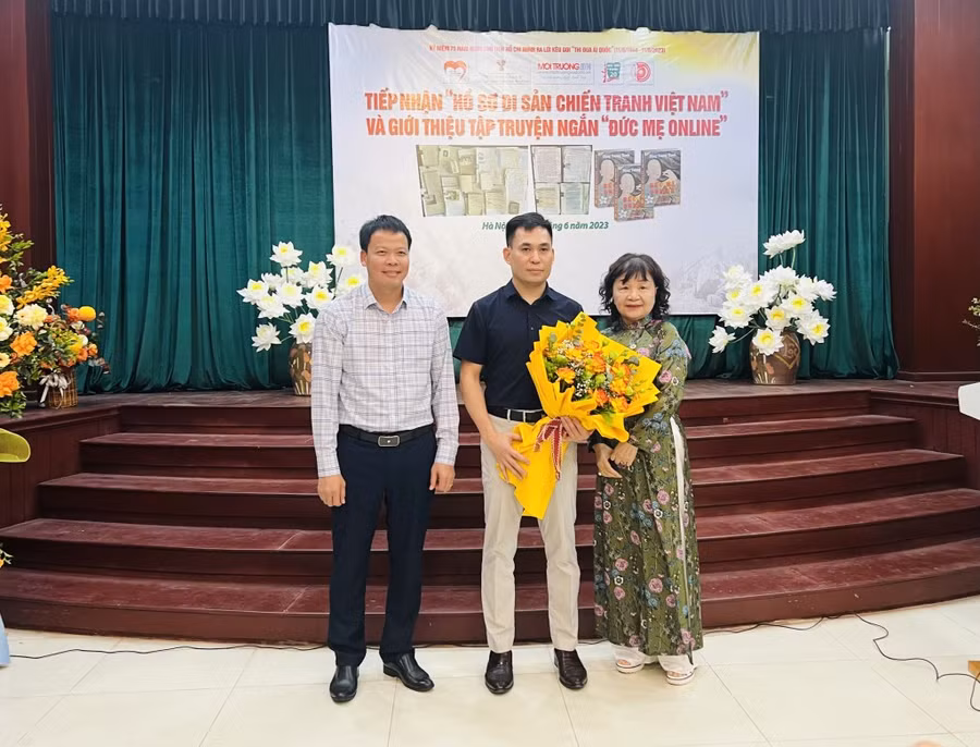 Nhà văn, nhà báo Đặng Vương Hạnh nhận hoa chúc mừng từ các tổ chức, đơn vị trong buổi ra mắt tập truyện ngắn "Đức mẹ online".