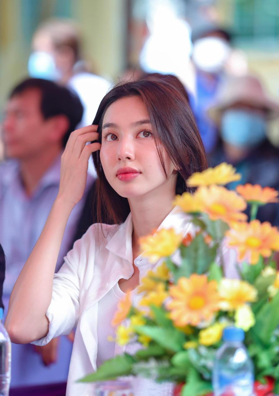 Hoa hậu Nguyễn Thúc Thùy Tiên nhắn nhủ: "Các sĩ tử năm nay thi tốt nha, việc gì khó thì mình chiến tới cùng nha". Hoa hậu Nguyễn Thúc Thùy Tiên nhắn nhủ: "Các sĩ tử năm nay thi tốt nha, việc gì khó thì mình chiến tới cùng nha".