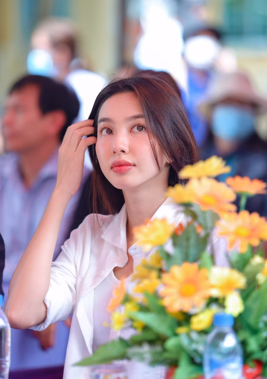 Hoa hậu Nguyễn Thúc Thùy Tiên nhắn nhủ: "Các sĩ tử năm nay thi tốt nha, việc gì khó thì mình chiến tới cùng nha".