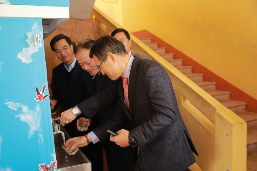 Lãnh đạo Công ty Samsung Việt Nam và ngành Giáo dục Bắc Giang khảo sát hệ thống nước sạch mới