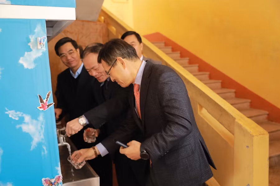 Lãnh đạo Công ty Samsung Việt Nam và ngành Giáo dục Bắc Giang khảo sát hệ thống nước sạch mới