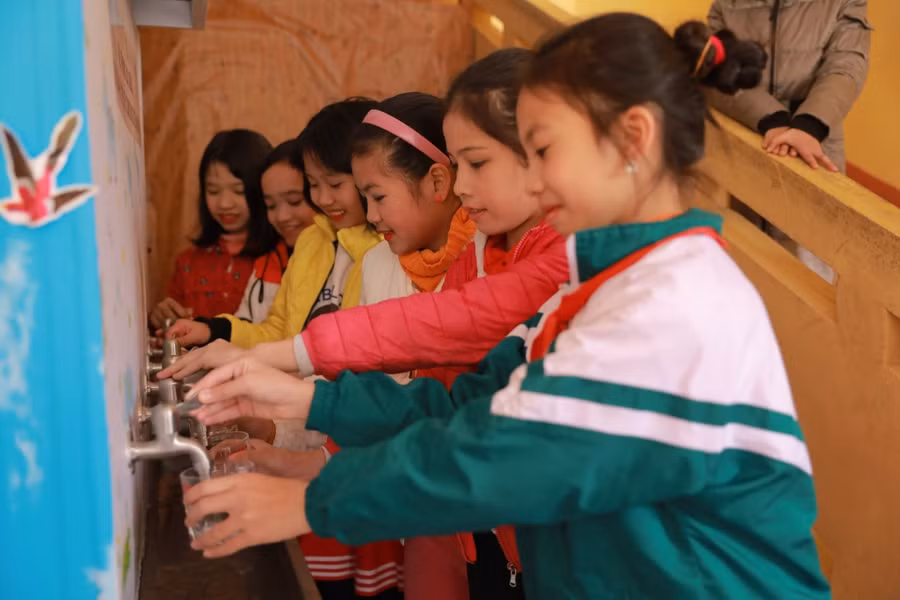 Các em học sinh Bắc Giang vui mừng sử dụng công trình mới