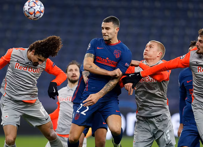 Hermoso đánh đầu mở tỷ số giúp cho Atletico Madrid đi tiếp.