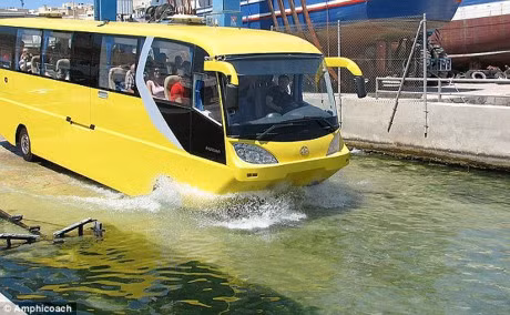 Dan Sai Gon hao huc voi xe buyt chay tren song - Anh 1