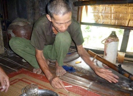 Bí ẩn khu mộ đá ở thượng nguồn sông Mã - Ảnh 3 Bi an khu mo da o thuong nguon song Ma - Anh 3