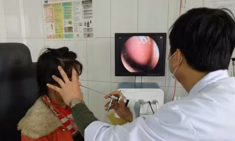 Gap con vat dai 5cm trong mui be gai - Anh 1