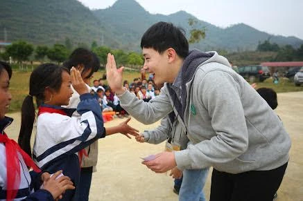 Các em học sinh tham gia các trò chơi để tự tin hơn trong giao tiếp và học tập