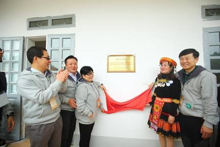 Đại diện Quỹ Văn hoá Dongbu (Hàn Quốc) trao quà cho Trường THCS Nùng Nàng