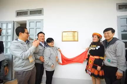 Đại diện Quỹ Văn hoá Dongbu (Hàn Quốc) trao quà cho Trường THCS Nùng Nàng