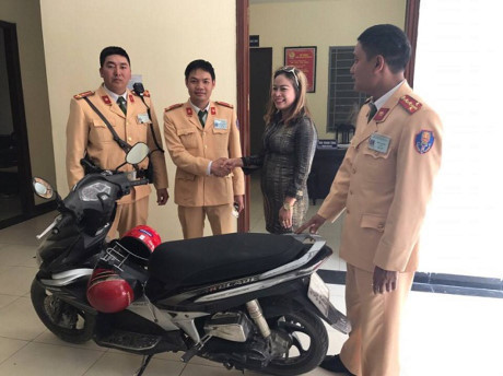 Lộ diện kẻ trộm xe từ giấy đăng ký do CSGT đường thủy cấp - Ảnh 2 Lo dien ke trom xe tu giay dang ky do CSGT duong thuy cap - Anh 2