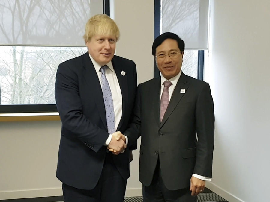 Phó Thủ tướng, Bộ trưởng Ngoại giao Phạm Bình Minh gặp Bộ trưởng Ngoại giao Anh Boris Johnson. (Ảnh: TTXVN)