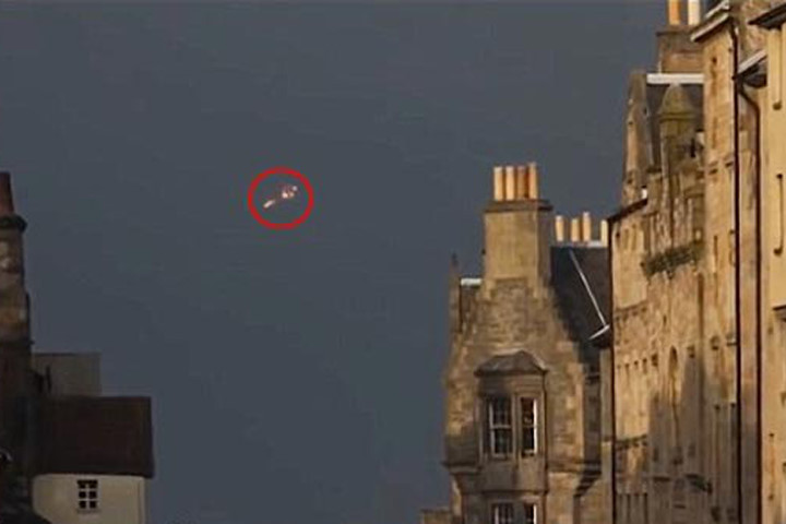 Những hình ảnh kỳ quặc về UFO trên bầu trời Pháp