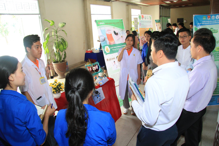 Sinh viên ngành Bảo vệ thực vật, Trường ĐH Nông Lâm TPHCM tham gia thuyết trình. Sinh viên ngành Bảo vệ thực vật, Trường ĐH Nông Lâm TPHCM tham gia thuyết trình.