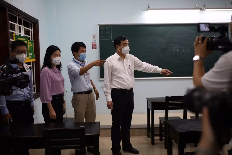 Ông Lê Trung Chinh - Chủ tịch UBND TP Đà Nẵng kiểm tra công tác chuẩn bị thi và các điều kiện phòng dịch tại điểm thi Trường THPT Võ Chí Công (quận Ngũ Hành Sơn).