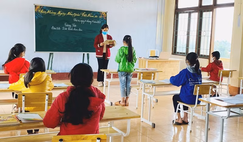 Cô và trò tại huyện Tuyên Hóa (Quảng Bình) cùng thi đua dạy học trong khu cách ly chào mừng ngày 20/11. Ảnh: Tiến Việt
