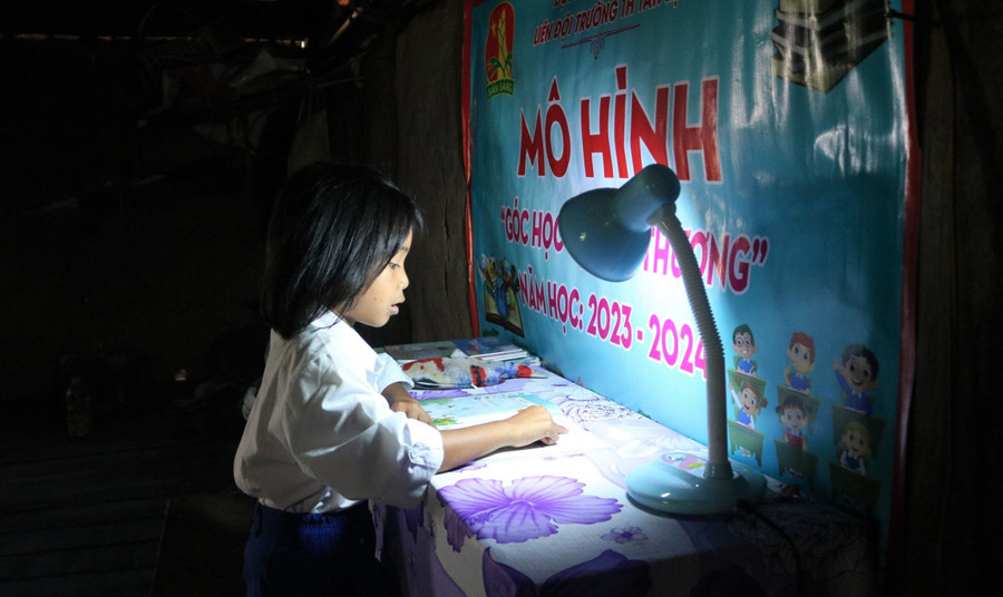 Cô học trò Y Miêu có góc học tập mới với sự hỗ trợ của thầy, cô giáo. Ảnh: Dung Nguyễn Cô học trò Y Miêu có góc học tập mới với sự hỗ trợ của thầy, cô giáo. Ảnh: Dung Nguyễn