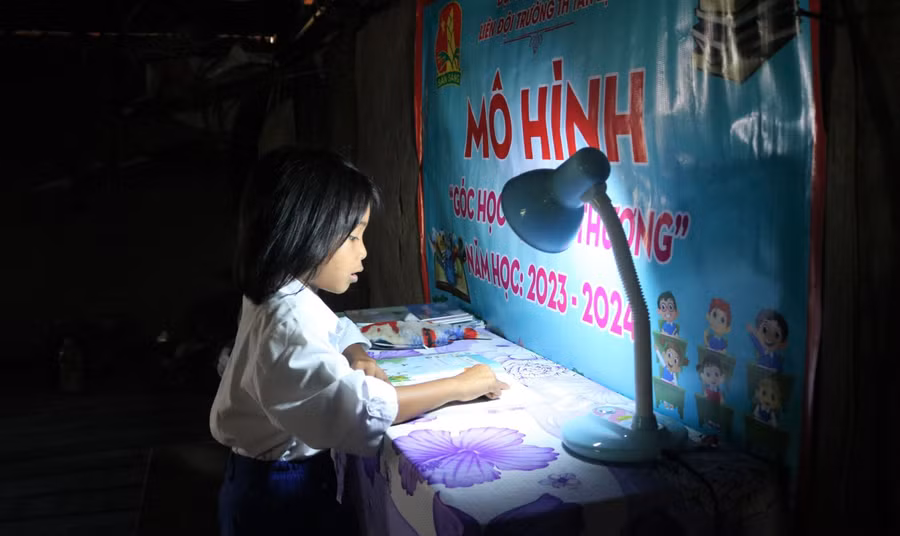 Cô học trò Y Miêu có góc học tập mới với sự hỗ trợ của thầy, cô giáo. Ảnh: Dung Nguyễn