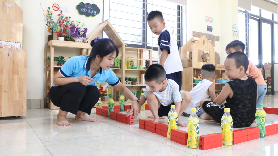 Công việc của giáo viên mầm non vất vả hơn các cấp học khác. Ảnh minh họa: TG Công việc của giáo viên mầm non vất vả hơn các cấp học khác. Ảnh minh họa: TG