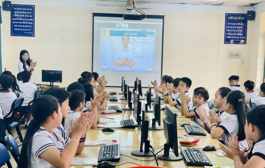 Tiết Tin học tại lớp học số của học sinh Trường Tiểu học Trung Lập Thượng. Ảnh: NTCC Tiết Tin học tại lớp học số của học sinh Trường Tiểu học Trung Lập Thượng. Ảnh: NTCC