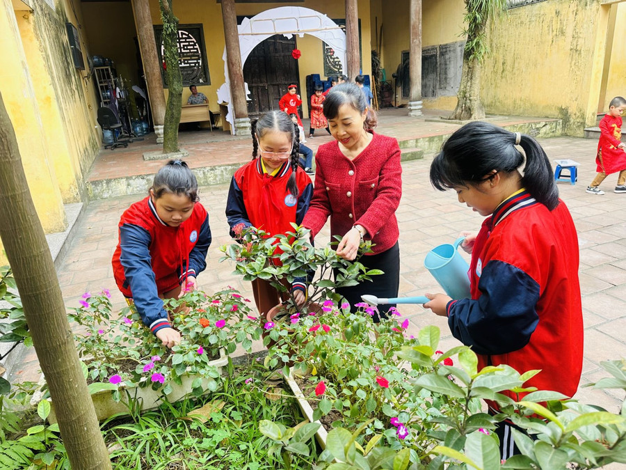 Cô trò Trường Tiểu học Hồng Hà (quận Hoàn Kiếm) hưởng ứng “Tết trồng cây đời đời nhớ ơn Bác Hồ” năm 2024. Ảnh: NTCC Cô trò Trường Tiểu học Hồng Hà (quận Hoàn Kiếm) hưởng ứng “Tết trồng cây đời đời nhớ ơn Bác Hồ” năm 2024. Ảnh: NTCC