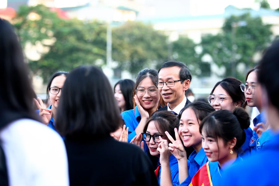 GS Nguyễn Văn Minh - Hiệu trưởng Trường ĐH Sư phạm Hà Nội và sinh viên. Ảnh: NTCC