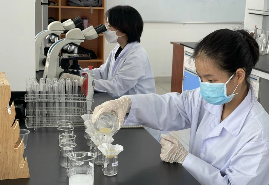 Giảng viên, sinh viên Trường ĐH Công Thương TP Hồ Chí Minh trong phòng Lab. Ảnh: NTCC