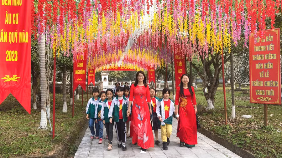 Cô trò Trường Tiểu học Hạ Hòa trải nghiệm học tập tại Đền Mẫu Âu Cơ. Ảnh: NTCC