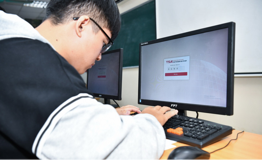 Thí sinh dự thi kỳ thi đánh giá tư duy đợt 1 ngày 3/12/2023 của ĐH Bách khoa Hà Nội. Ảnh: NTCC Thí sinh dự thi kỳ thi đánh giá tư duy đợt 1 ngày 3/12/2023 của ĐH Bách khoa Hà Nội. Ảnh: NTCC