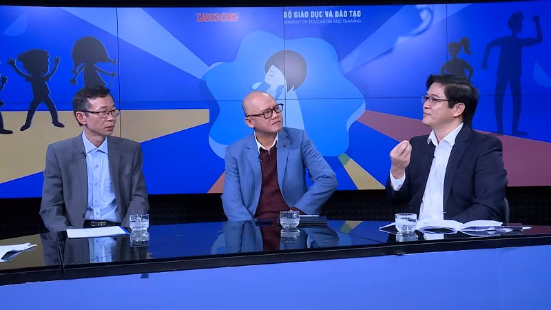 Từ phải qua trái ảnh: Ông Thái Văn Tài, Vụ trưởng Vụ Giáo dục Tiểu học; ông Bế Trung Anh - Đại biểu Quốc hội khoá XV; ông Nguyễn Văn Minh, Hiệu trưởng Trường ĐH Sư phạm Hà Nội.